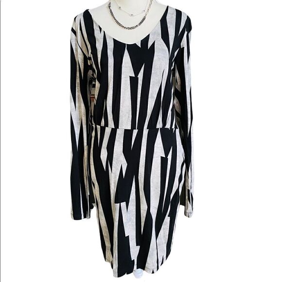 Nwt Bebe Light Grey and Black Geometric Print Elastic Back Long Sleeve Dress - Picture 1 of 15